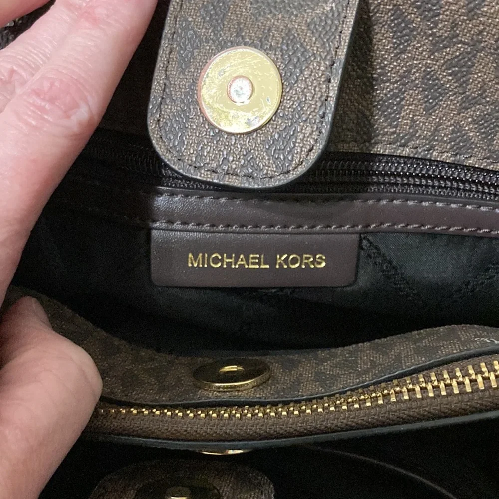 Michael Michael Kors Austin Medium Pebbled Leather Messenger Bag USED